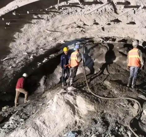 邻水拱顶带模注浆料的施工流程及注意事项